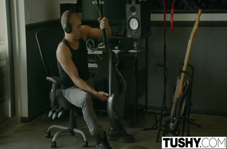 Деваха с классным телом согласна на большой член в попе