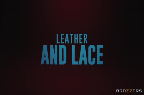 Брюнетка скачет на большом члене и ловит кайф