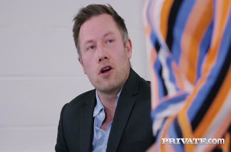 Доступная блондинка поддалась на флирт босса